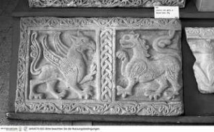 Reliefplatte mit Greif und Löwen