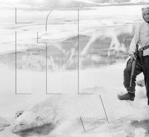 Duvefjord : Helmut Reyer mit erlegtem Eisbär