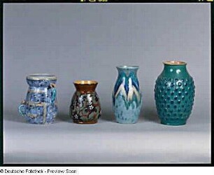 Vase mit Pflanzenmotiven : Vier Vasen (1. H. 20. Jh.; K. Feuerriegel)