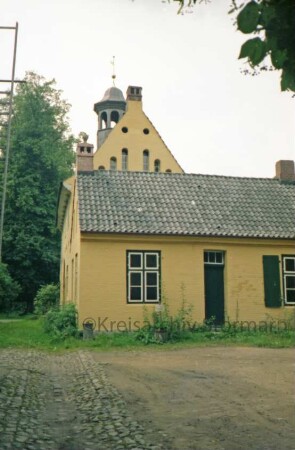 Gut Jersbek: Torhaus: Blick von Norden: Giebelseite: davor Nebengebäude