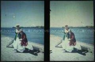 Zwei Frauen am Ufer des Llanquihue-See in Puerto Varas