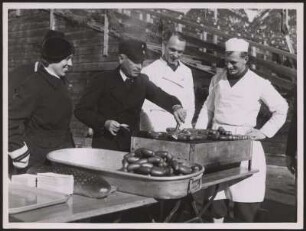 Reichssportführer Hans von Tschammer und Osten beim Grillen von Würsten