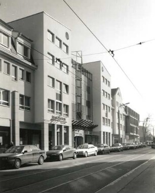 Dresden-Strehlen, Lockwitzer Straße 15/17. Wohn- und Geschäftshäuser ( 1994/1995). Straßenansicht von Westen