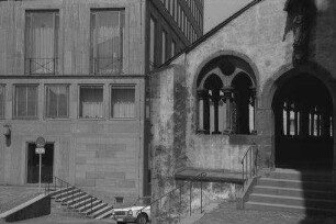 Aschaffenburg: Treppe mit gotischem Bogen zur Stiftskirche und Rathausneubau