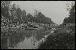 Eine zerstörte Kanalbrücke