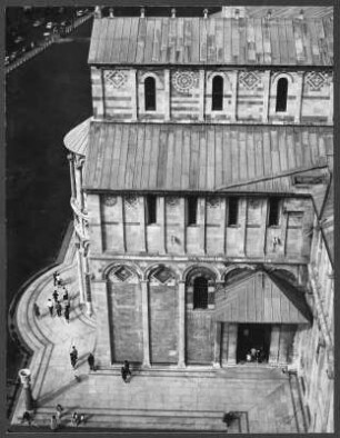 Blick auf das südliche Querschiff des Doms in Pisa von oben