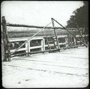 Sieg über die russischen Truppen bei Tannenberg: Brücke mit Drahtverhau