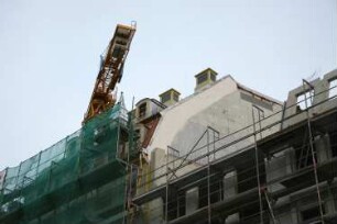 Dresden-Altstadt, An der Frauenkirche 16 und 17. Wohn- und Geschäftshäuser. Dächer während der Errichtung mit Gerüst