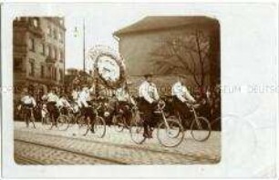 Radfahrer des "Arbeiter-Radfahrerbundes Solidarität"