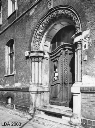 Mietshaus mit Eingangsportal, Festsaal im Seitenflügel (EG) und Gartenhof mit Brunnen; Berlin, Treptow-Köpenick
