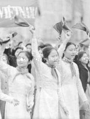 Vietnamesinnen in einer Parade im Rahmen des Fests der Freundschaft in Leipzig
