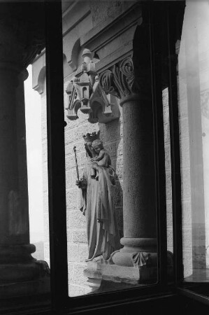 Madonna mit dem Christuskind : Madonna mit dem Christuskind. Stein (1851/1900). Schwangau-Hohenschwangau, Schloß Neuschwanstein