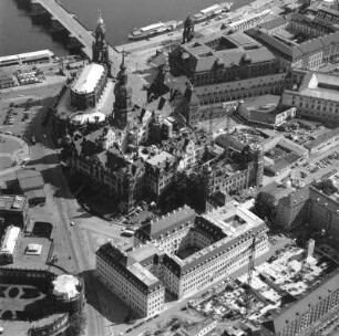 Dresden-Altstadt. Hofkirche, ehemaliges Ständehaus, Stallhof, Schloss und Hotel Kempinski (Taschenbergpalais). Luftbildschrägaufnahme von Westsüdwesten