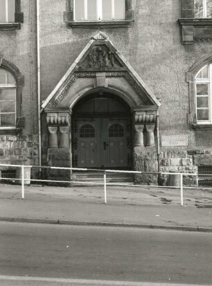 Flöha, Augustusburger Straße 1. Friedrich-Schiller-Schule (1880, 1889/1901 erweitert, Umbau 1909). Haupteingang