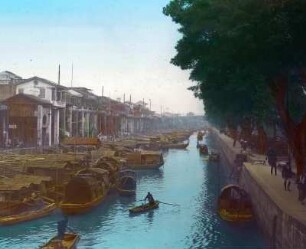 Kanton (Guangzhou), China. Städtischer Kanal mit Dschunken