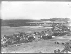 Schöna (Reinhardtsdorf-Schöna). Ortsteilansicht. Blick von der Kaiserkrone nach Westen zum Kohlbornstein