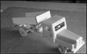 Orschweier: Holzspielzeug Götze, Lastwagen