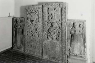 Grabplatte eines Mitglieds der Familie von Lindenau : Grabplatten der Familie von Lindenau, Sandstein, 1614, 1549, 1546, 1609, Machern (Muldentalkreis), Dorfkirche