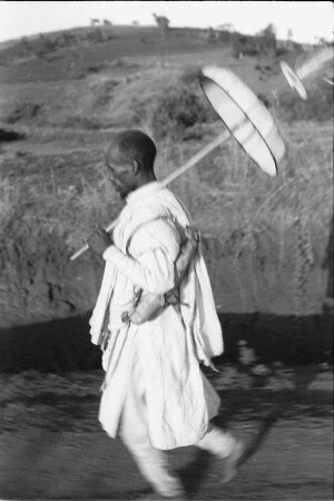 Mann der Oromo : Portrait eines Mannes der Oromo mit gewebtem Sonnenschirm