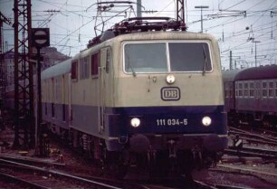 Stuttgart Hbf. Einfahrt Gleis 9 Lok 111 034 D UIC-X-Gepäckwagen