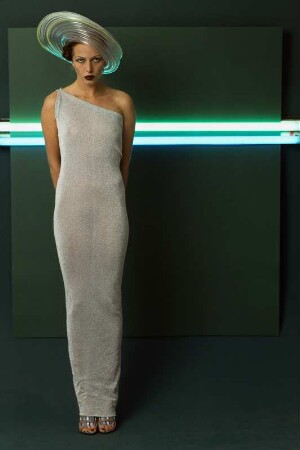 Neonhut, Aufnahme für „Event“ : Model mit Neonhut und Lurex-Kleid vor Neonröhren