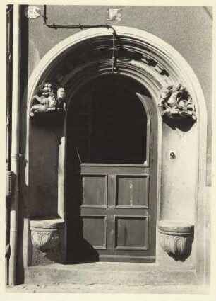 Sitznischenportal mit Putten und Apothekengefäß