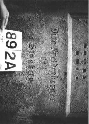 Grabstein 892 (Index: 99899355) Material: Sandstein Zustand: stark verwittert Maße HxBxT: 197x72x17 cm Beschreibung: Stele mit eingezogenem Rundbogenabschluss, Einzüge abgeschrägt: Grabstein 892A