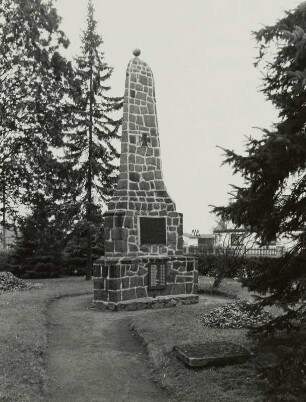 Denkmal für die Opfer des 1. und 2. Weltkrieges : Denkmal für die Opfer des 1. und 2. Weltkrieges. Bruchstein (nach 1918). Gröditsch