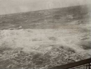 Blick vom Boot auf Wasser