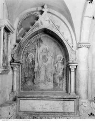 Wandgrab mit Freskoausmalung: Thronenden Madonna mit einem Erzengel und Johannes dem Täufer