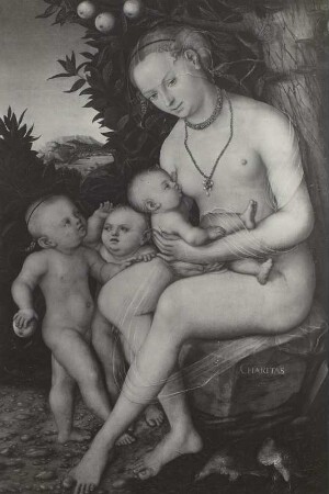 Sitzende Caritas