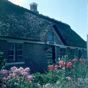 Dänemark. Nordseeinsel Fanø. Reetgedecktes Fischerhaus. Eingangsseite