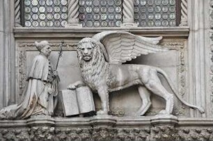 Geflügelter Markuslöwe : Der geflügelte Markuslöwe ist das Wahrzeichen der Stadt, hier über dem Eingang zum Dogenpalast. Aufgenommen in Venedig am 13. Mai 2009