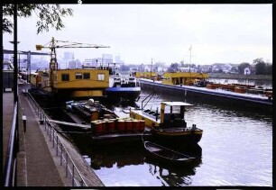 Rheinhafen: Rheinkai mit Schiffen