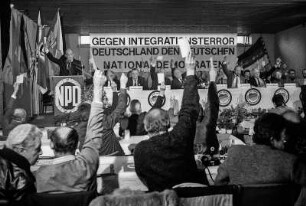 11.02.1989, Bundesparteitag der NPD in Rahden, b. Minden. Es spricht Martin Mußgnug, Bundesvorsitzender der NPD