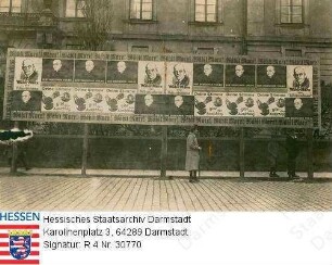 Darmstadt, 1932 März 13 vor / Plakatwand mit Aufrufen zur Wahl von [Wilhelm] Marx (1863-1946) zum Reichspräsidenten bei der Wahl am [13. März 1932] vor dem Darmstädter Schloss