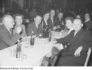 Gäste, am Tisch sitzend