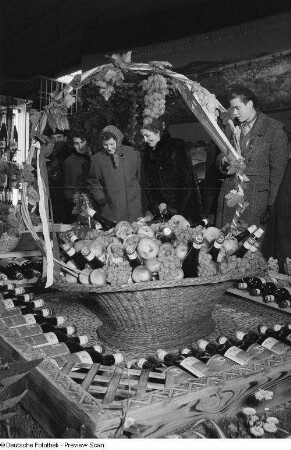 Besucher vor einem Messestand mit Wein in der Messehalle des Ausstellungslandes Bulgarien