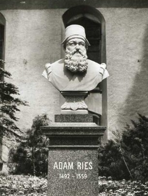 Annaberg-Buchholz. Alter Friedhof, an der Trinitatisirche. Denkmal für Adam Ries (1492-1559).