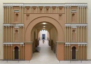 Wiederhergestellte Fassade vom Partherpalast in Assur