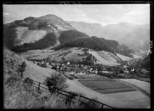 Österreich, Steiermark. Blick auf Eisenerz mit Erzberg