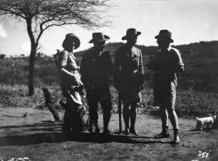 Am E-Werk : Personengruppe in einer Savannenlandschaft