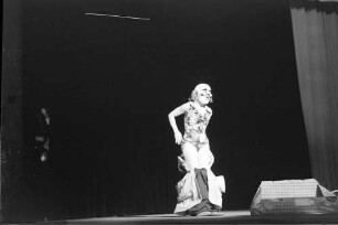 Berlin: Kabarett der Komiker; Lene Ludwig; als Girl; tanzt mit Masken; "entpuppt" sich