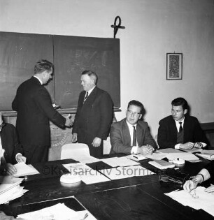 Gemeindevertretersitzung: Volksschule: Ehrungen: Bürgervorsteher Hans-Heinrich Gaycken bei Überreichung von Buchpräsent und Ehrenteller der Gemeinde an Gemeindevertreter Hans Böge: im Beisein von Landrat Wennemar Haarmann, Bürgermeister Karl Eduard Claussen, Gemeindeoberinspektor Oswald Kühnert