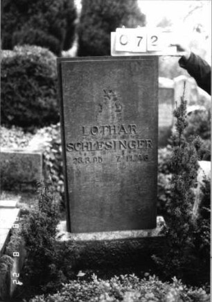 Grabstein 72 (Index: 100080201) Material: Kunststein?, Metallbuchstaben Zustand: gut Maße HxBxT: 114x51x15 cm Beschreibung: rechteckige Stele, Sockel, Schriftfeld erhaben, aufgesetzte Metallbuchstaben Symbolik: Davidstern: Grabstein 72