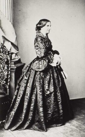 Porträt Franziska Berg (1813-1893; Sängerin, Schauspielerin). Albuminabzug auf Karton (Carte-de-visite mit Atelieraufdruck verso)
