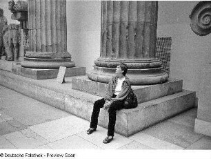 Berlin-Mitte. Die Künstlerin Thea Richter im Saal der hellenistischen Architektur