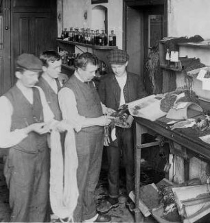 Kontrolle der gefärbten Muster, Vergleich mit den Vorlagen : Technikgeschichte | Technologie | Fasern, Gespinste und Gewebe | Wollgarn-Färberei | Michaelis