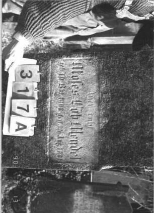 Grabstein 317 (Index: 99786310) Zustand: obere linke Ecke abgebrochen, Vorderseite vollständig Maße HxBxT: 156x57x24 cm Besonderheit: kulturhistorisch wertvoll / hist.-wiss. Gründe (Gemeindestellung): Grabstein 317A