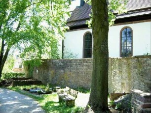 Ansicht von Norden mit Kirche (Langhaus Neubau Jahr 1739) über Kirchhofmauer (Wehrgang mit Steinbrüstung im 18 Jh abgetragen)